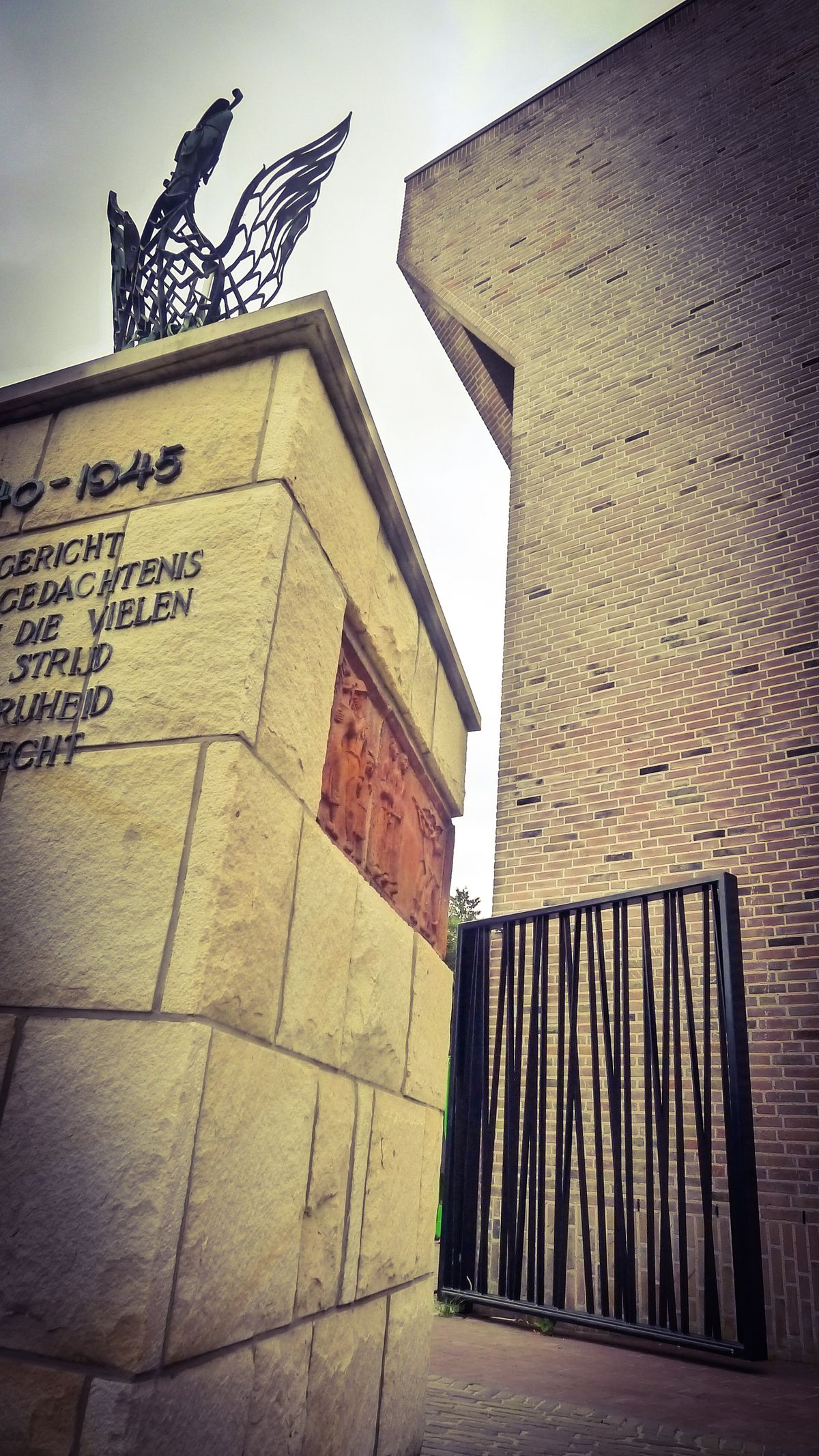 Monument met hek